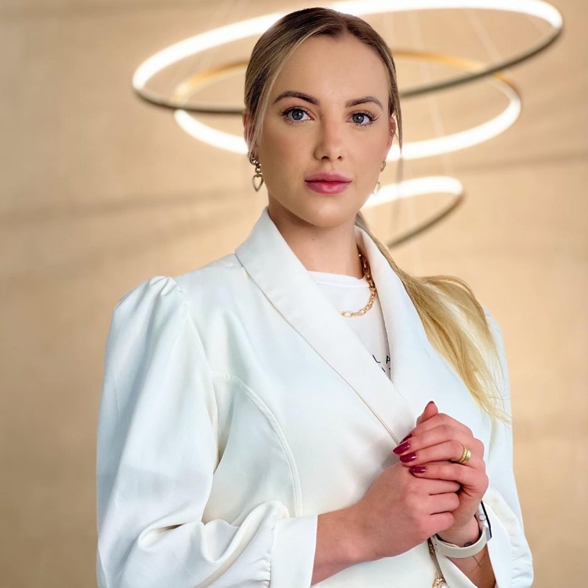 Profissional da área de estética, com foco em harmonização facial.